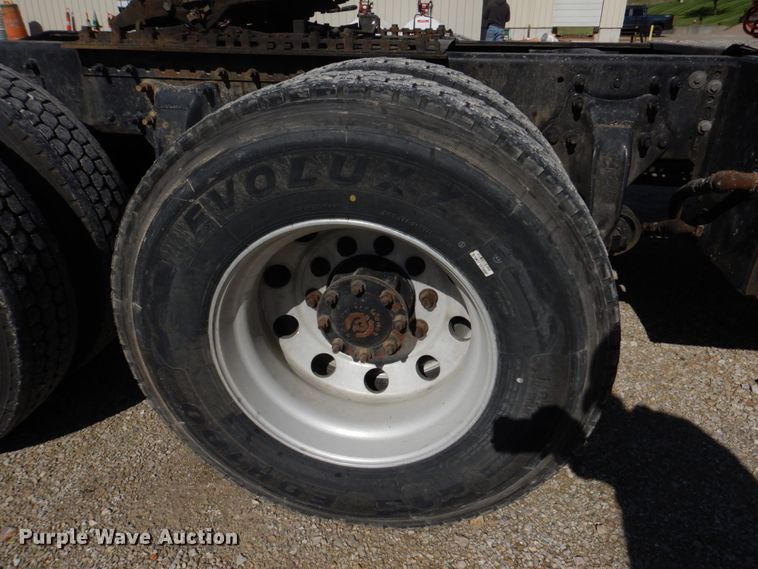 image for item DM7272 2009 Freightliner Columbia 120  semi truck