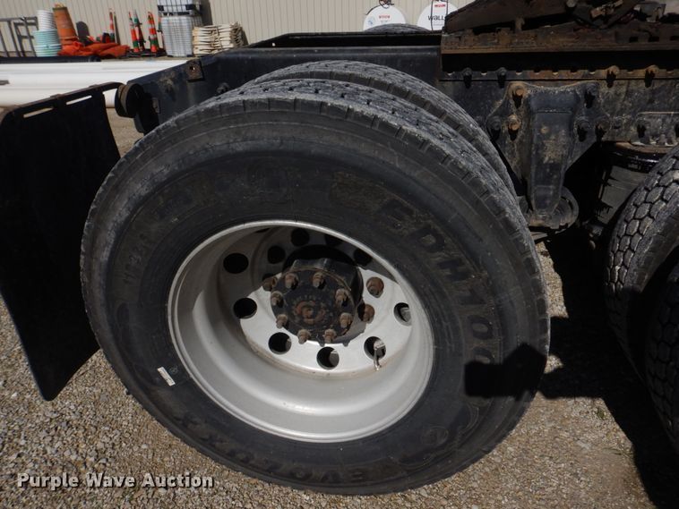 image for item DM7272 2009 Freightliner Columbia 120  semi truck