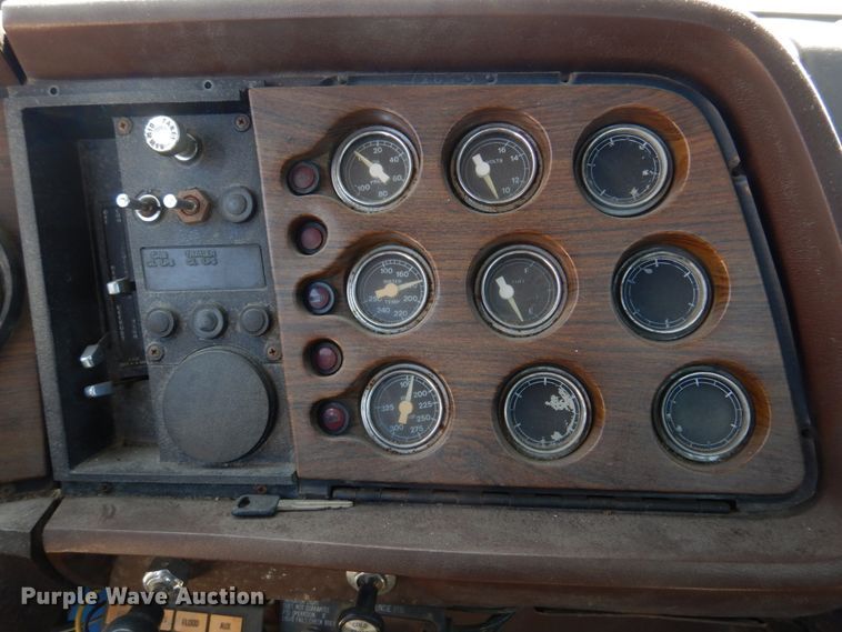 image for item DM7283 1979 Ford 9000  tow truck