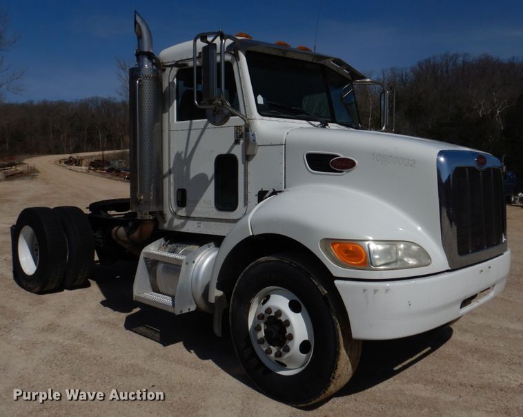 image for item DM7290 2008 Peterbilt 335  semi truck