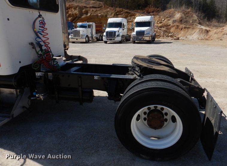 image for item DM7290 2008 Peterbilt 335  semi truck