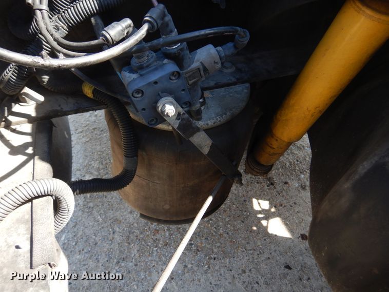 image for item DM7290 2008 Peterbilt 335  semi truck