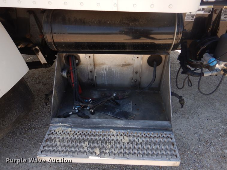 image for item DM7290 2008 Peterbilt 335  semi truck