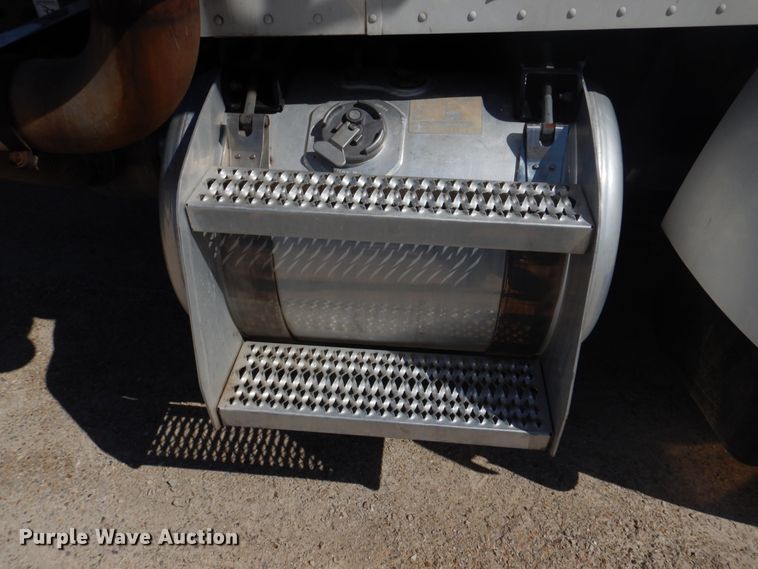 image for item DM7290 2008 Peterbilt 335  semi truck