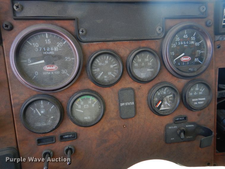 image for item DM7290 2008 Peterbilt 335  semi truck