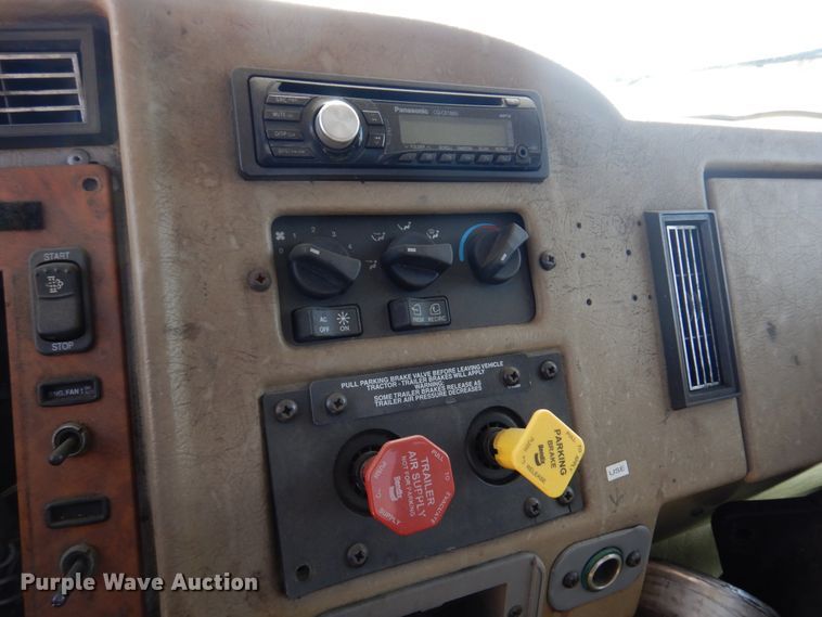 image for item DM7290 2008 Peterbilt 335  semi truck