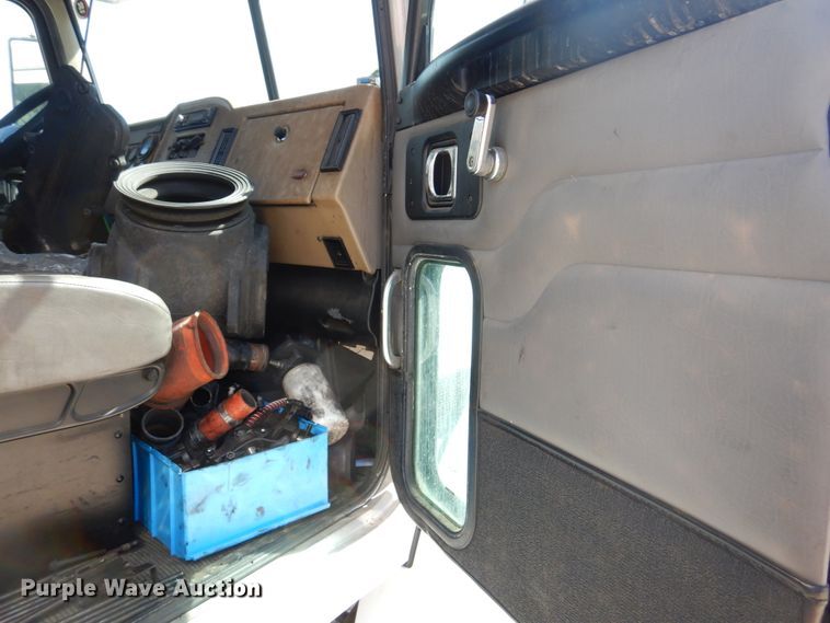 image for item DM7290 2008 Peterbilt 335  semi truck