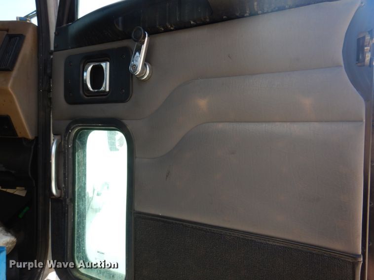 image for item DM7290 2008 Peterbilt 335  semi truck