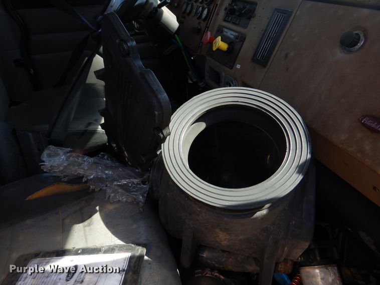 image for item DM7290 2008 Peterbilt 335  semi truck