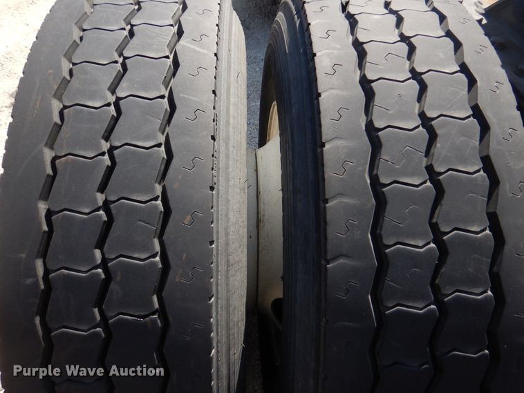 image for item DM7290 2008 Peterbilt 335  semi truck