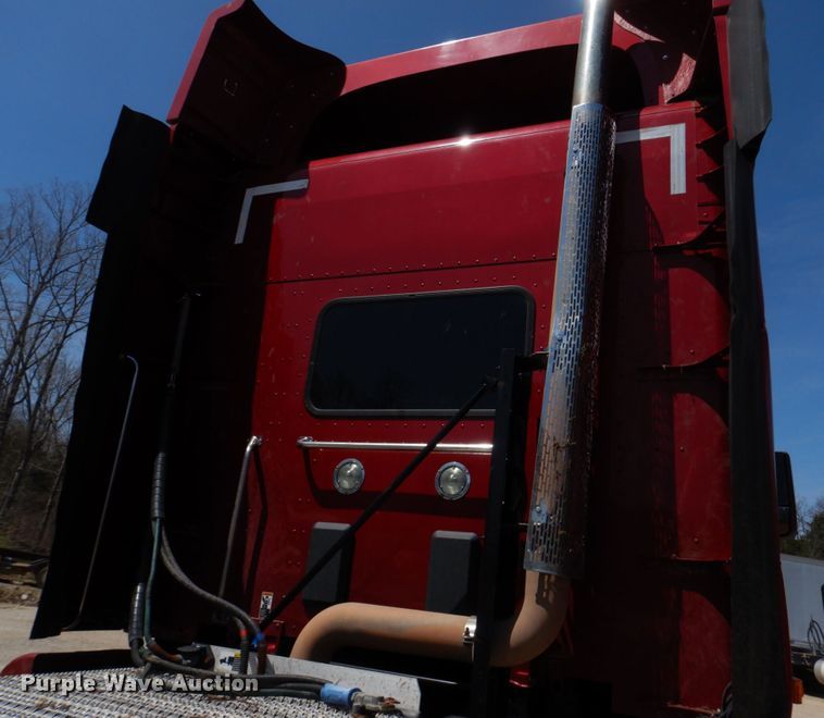 image for item DM7296 2014 Peterbilt 579  semi truck