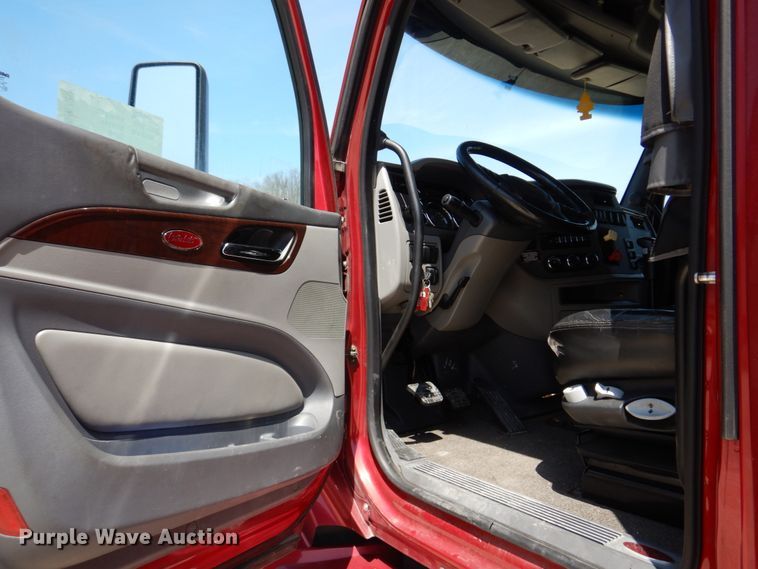 image for item DM7296 2014 Peterbilt 579  semi truck