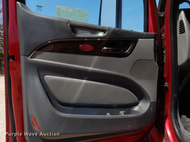 image for item DM7296 2014 Peterbilt 579  semi truck