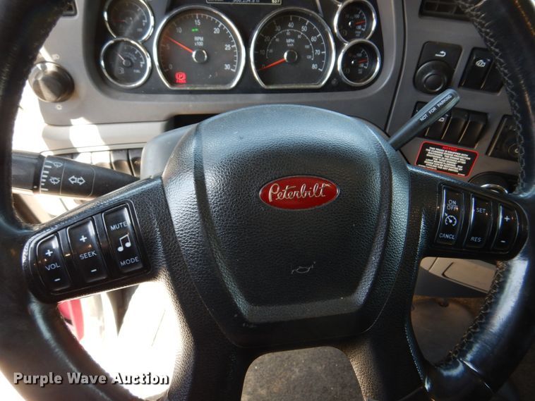 image for item DM7296 2014 Peterbilt 579  semi truck
