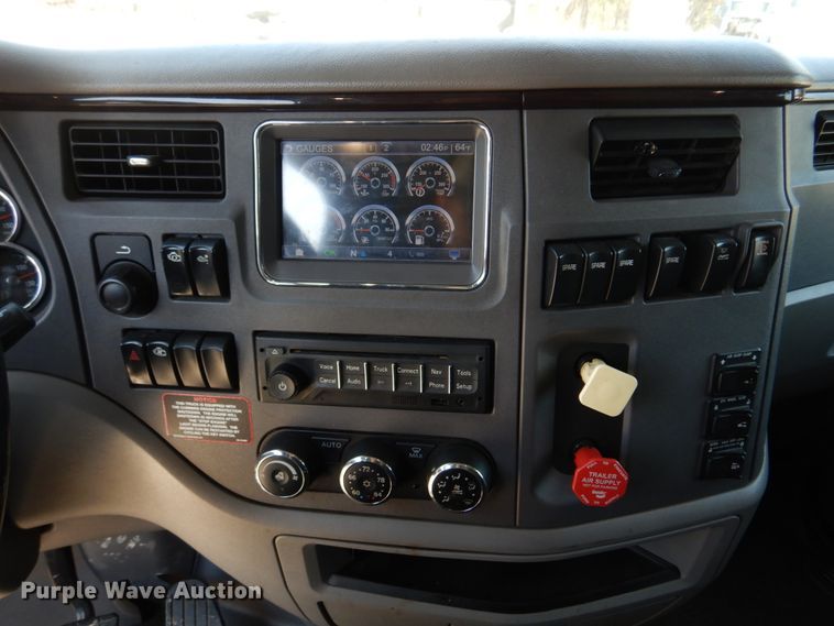 image for item DM7296 2014 Peterbilt 579  semi truck