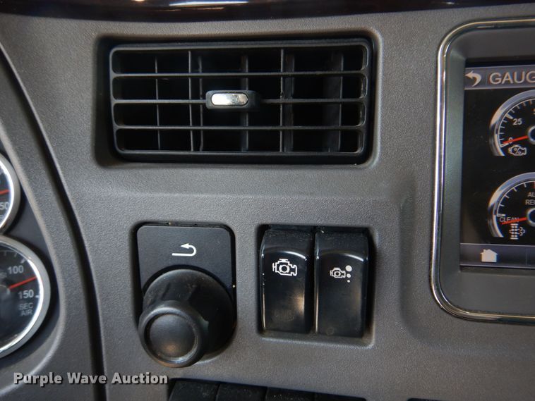 image for item DM7296 2014 Peterbilt 579  semi truck