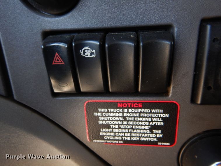 image for item DM7296 2014 Peterbilt 579  semi truck