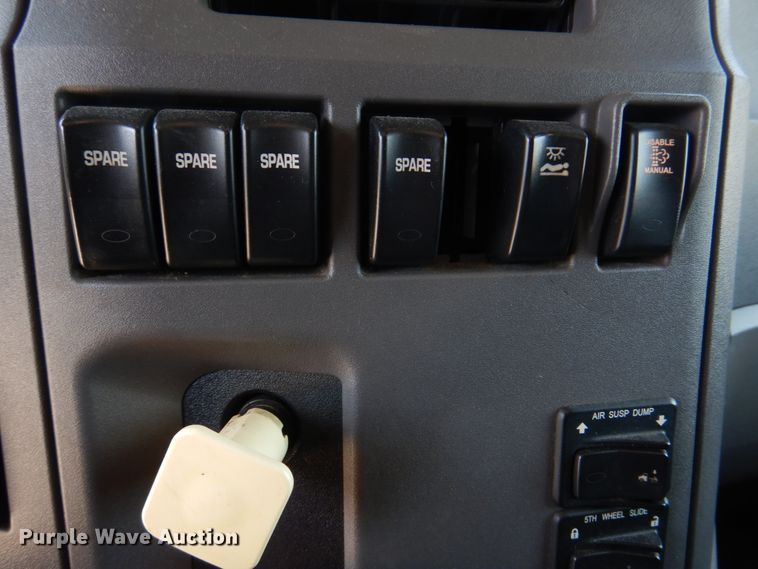 image for item DM7296 2014 Peterbilt 579  semi truck