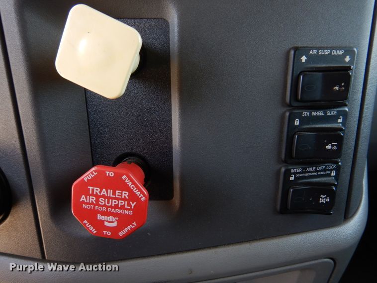 image for item DM7296 2014 Peterbilt 579  semi truck