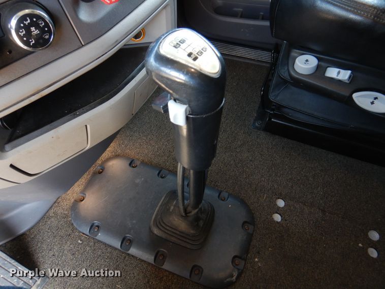 image for item DM7296 2014 Peterbilt 579  semi truck