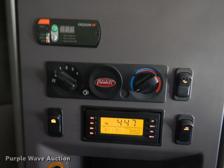 image for item DM7296 2014 Peterbilt 579  semi truck