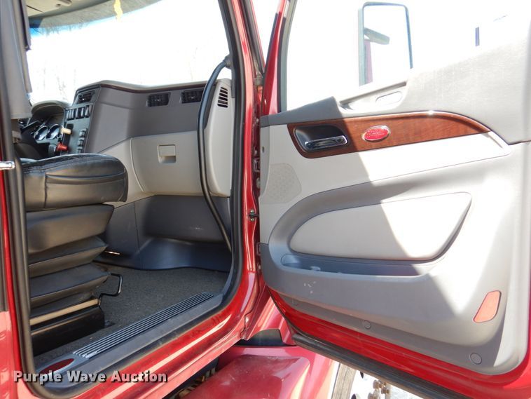 image for item DM7296 2014 Peterbilt 579  semi truck