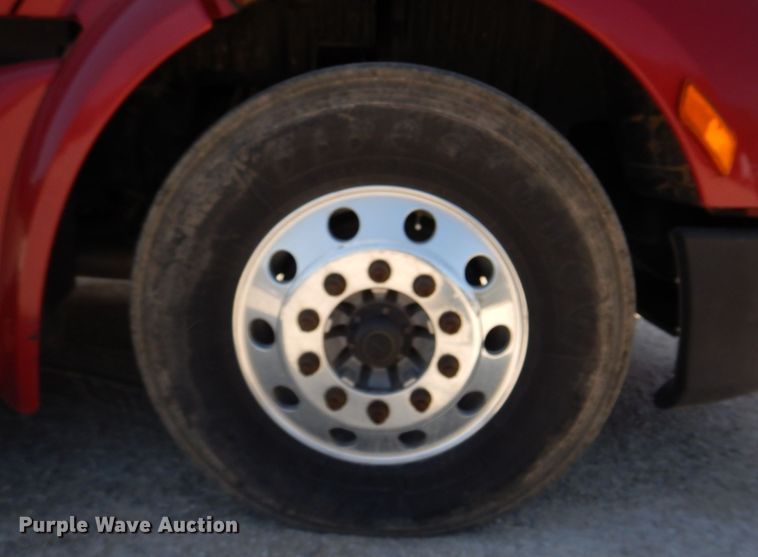 image for item DM7296 2014 Peterbilt 579  semi truck