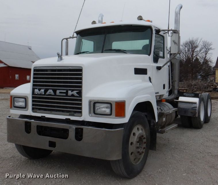 image for item DN7275 2008 Mack CHU613  semi truck