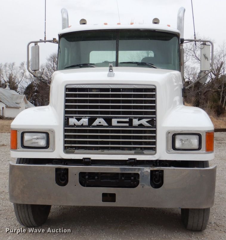 image for item DN7275 2008 Mack CHU613  semi truck