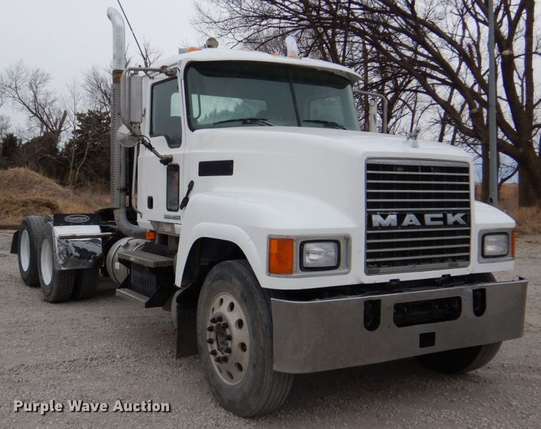 image for item DN7275 2008 Mack CHU613  semi truck