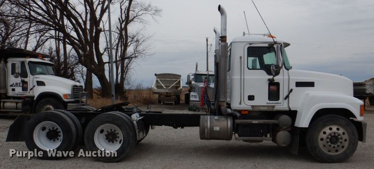 image for item DN7275 2008 Mack CHU613  semi truck