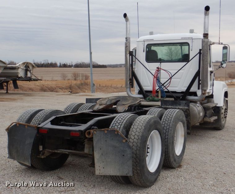 image for item DN7275 2008 Mack CHU613  semi truck