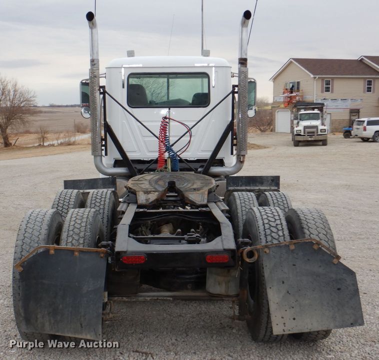 image for item DN7275 2008 Mack CHU613  semi truck