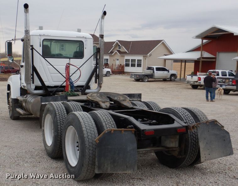 image for item DN7275 2008 Mack CHU613  semi truck