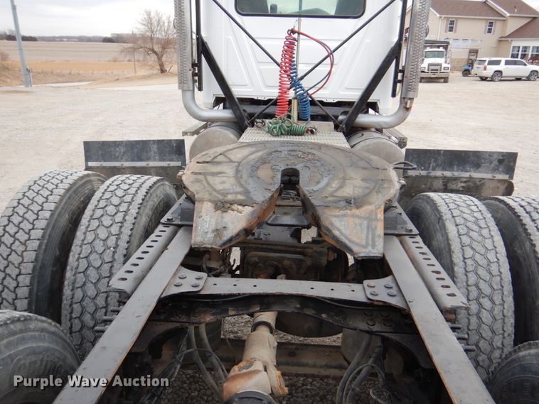 image for item DN7275 2008 Mack CHU613  semi truck