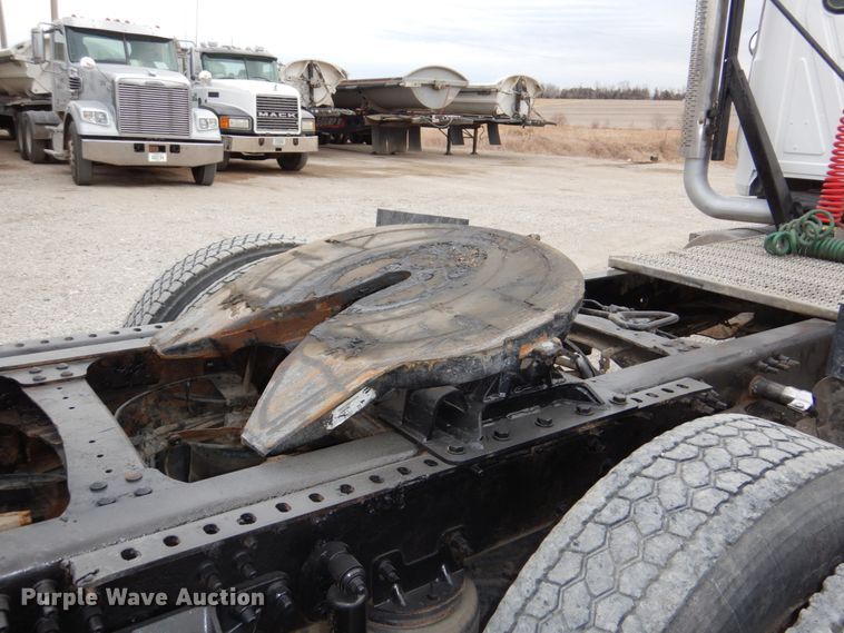 image for item DN7275 2008 Mack CHU613  semi truck