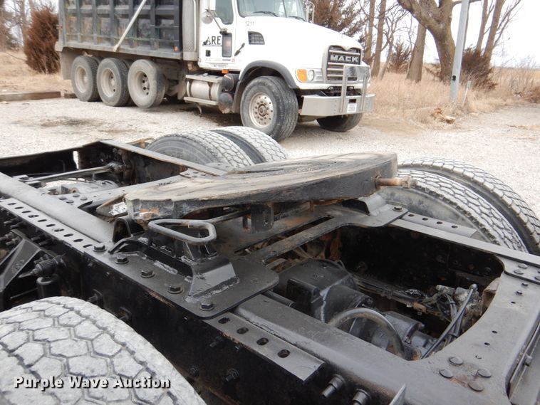 image for item DN7275 2008 Mack CHU613  semi truck