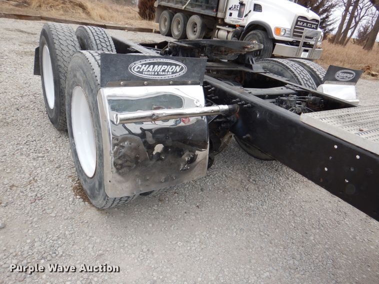 image for item DN7275 2008 Mack CHU613  semi truck