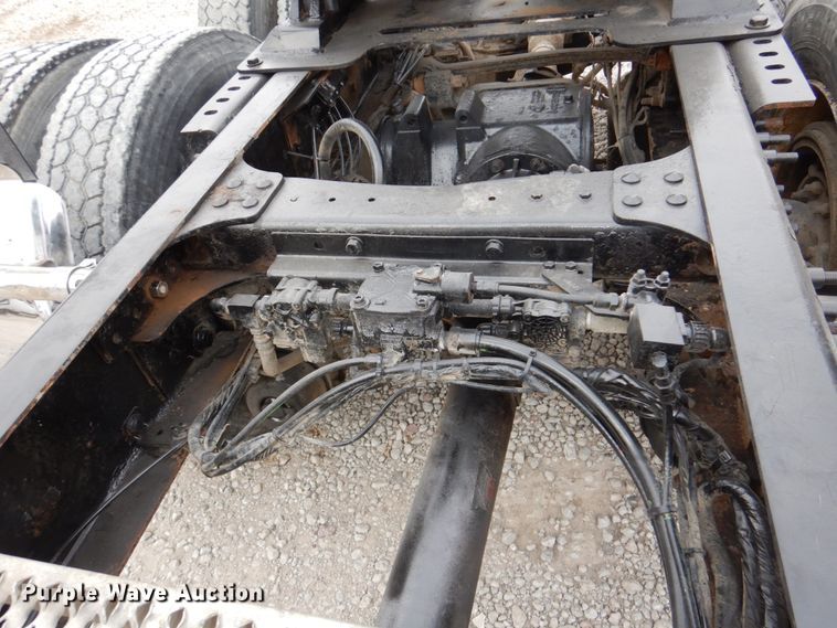 image for item DN7275 2008 Mack CHU613  semi truck