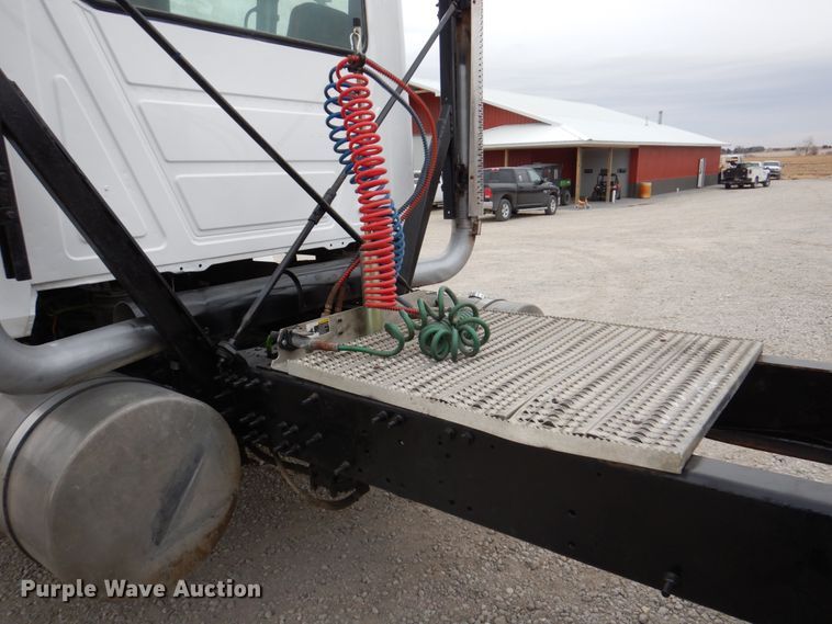 image for item DN7275 2008 Mack CHU613  semi truck