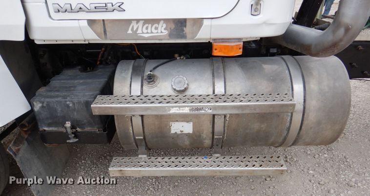 image for item DN7275 2008 Mack CHU613  semi truck