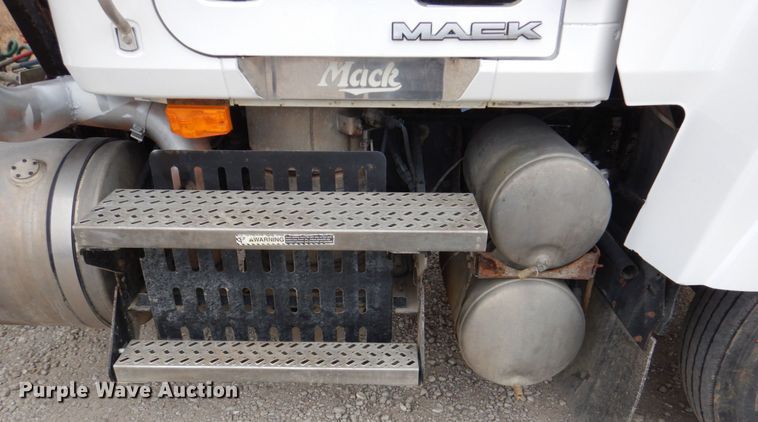 image for item DN7275 2008 Mack CHU613  semi truck