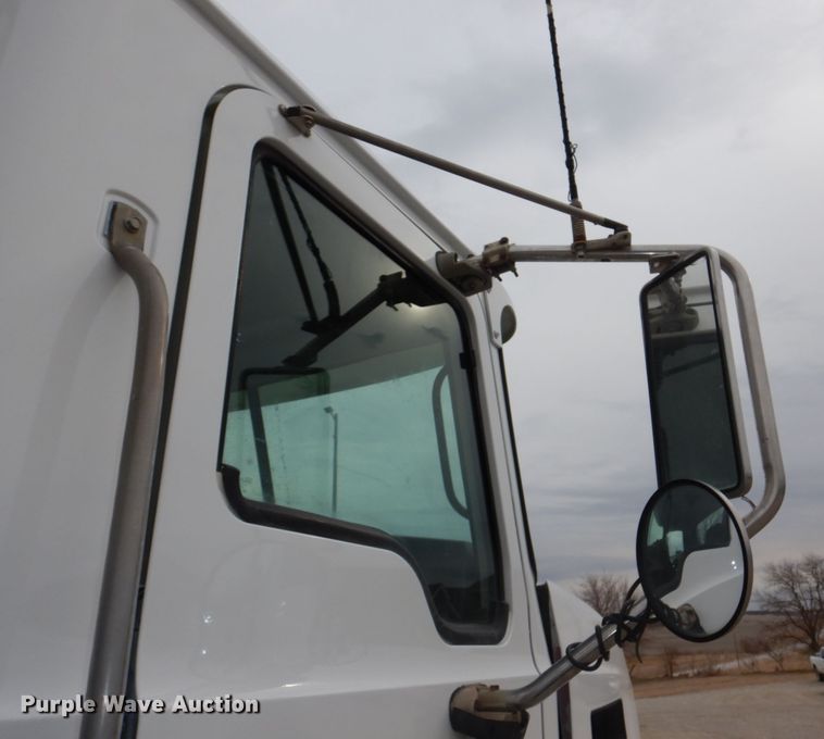 image for item DN7275 2008 Mack CHU613  semi truck