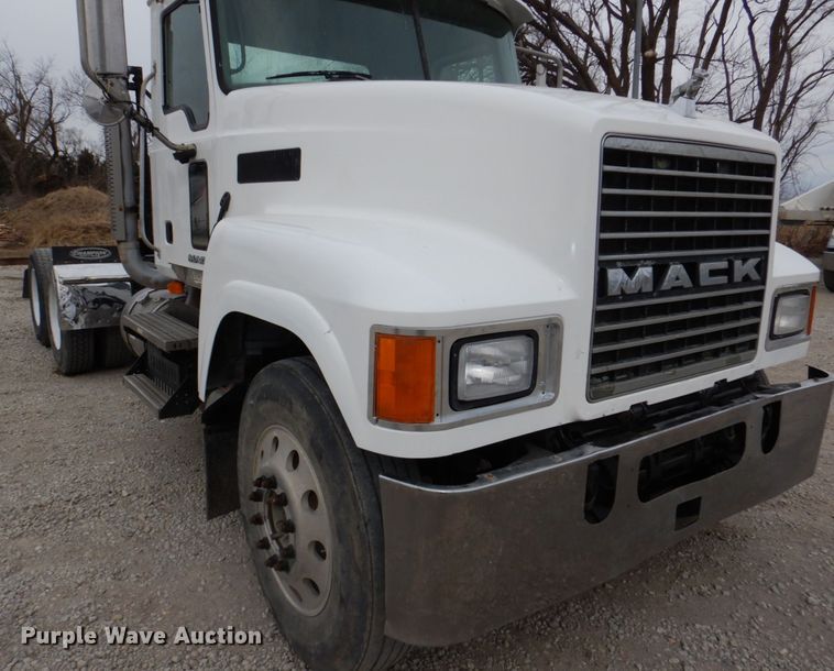 image for item DN7275 2008 Mack CHU613  semi truck