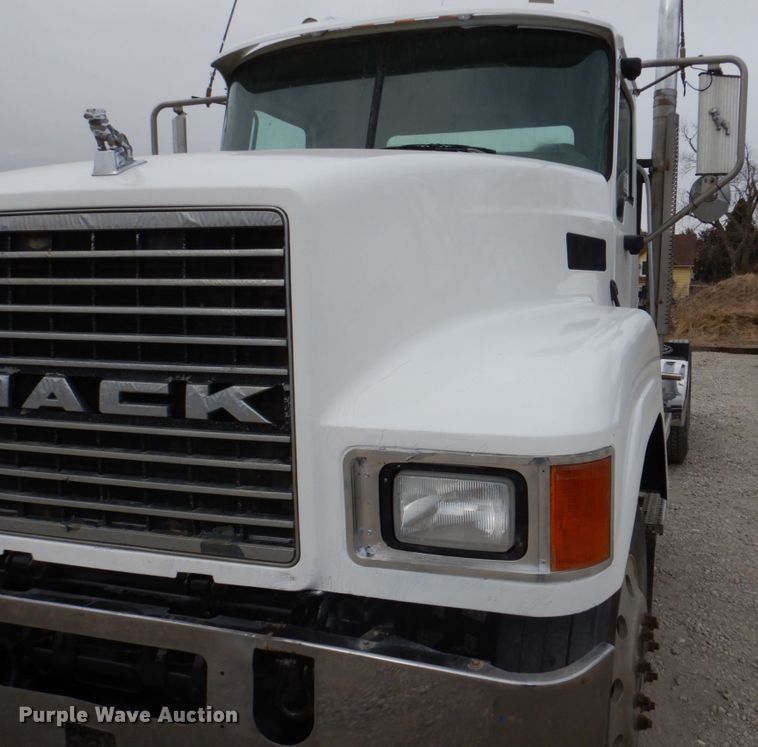 image for item DN7275 2008 Mack CHU613  semi truck