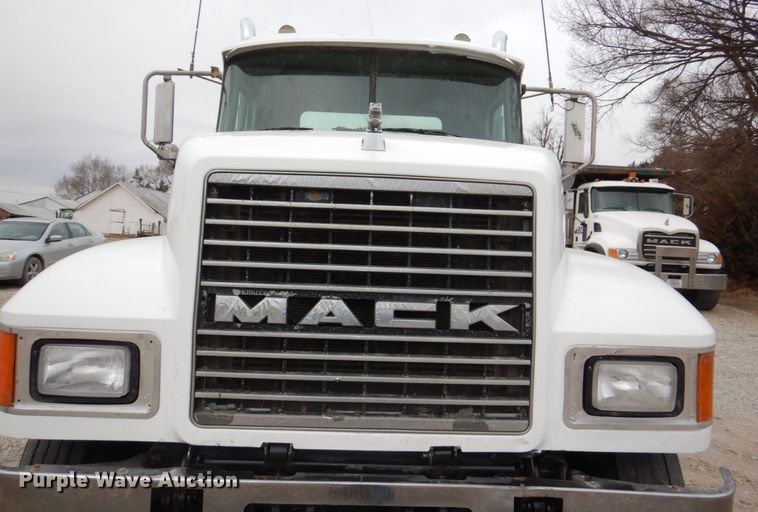 image for item DN7275 2008 Mack CHU613  semi truck