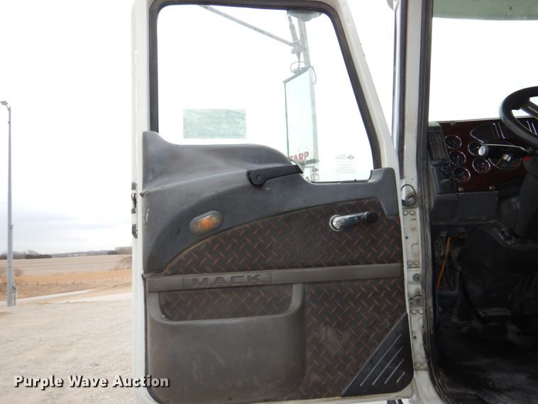 image for item DN7275 2008 Mack CHU613  semi truck