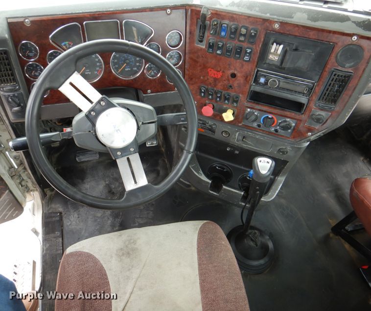 image for item DN7275 2008 Mack CHU613  semi truck