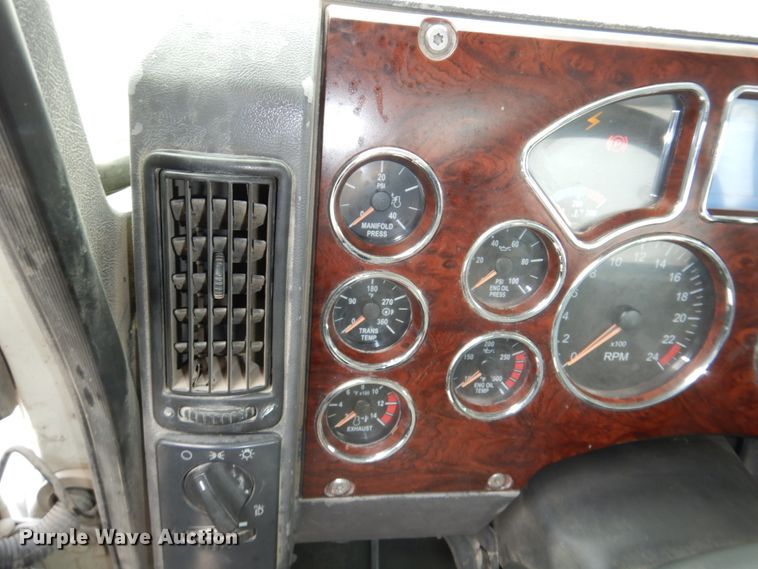 image for item DN7275 2008 Mack CHU613  semi truck