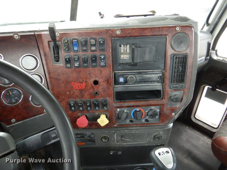 image for item DN7275 2008 Mack CHU613  semi truck